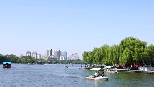 山东济南大明湖公园景区湖面景色与游船游客