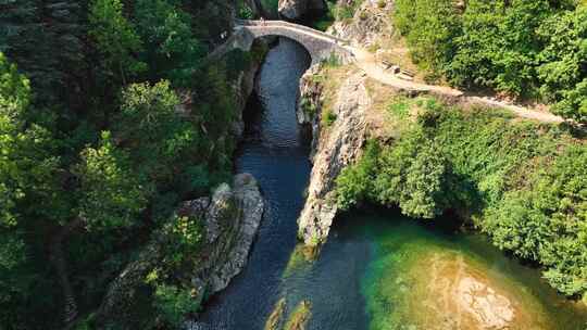 法国南部Ardeche省的Le Pont du Diable或恶魔桥Ain Thueyts村