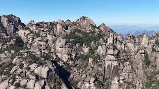 壮观的高山峻岭航拍全景