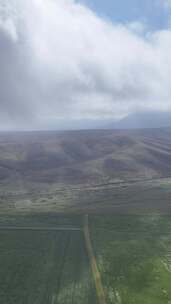 竖屏航拍西北风光蓝天白云高山草原