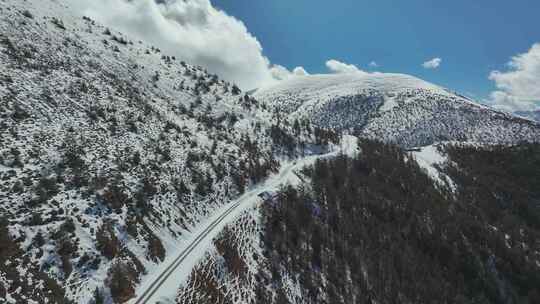 航拍雪后公路行车