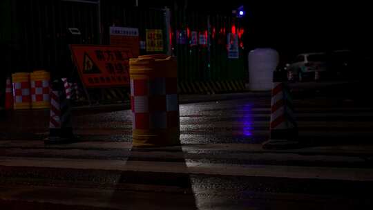 泥泞雨后夜间道路施工绕行标志警示牌视频素材模板下载