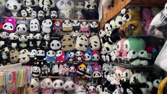 文旅店熊猫玩具展柜摇全景