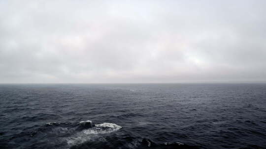 从船后观看海洋和云层
