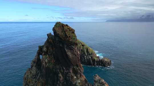 海上岩石形成的无人机镜头