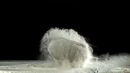 厨房桌子上的面粉筛以1000 Fps的速