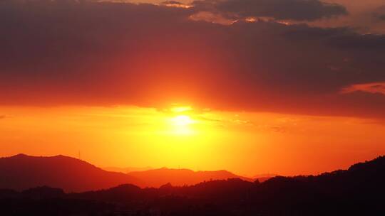 群山日落延时唯美乡村夕阳黄昏傍晚天空云朵