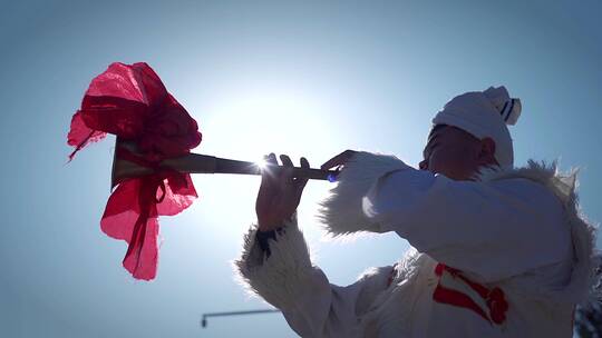 唢呐 吹唢呐 山上唢呐 背景城市
