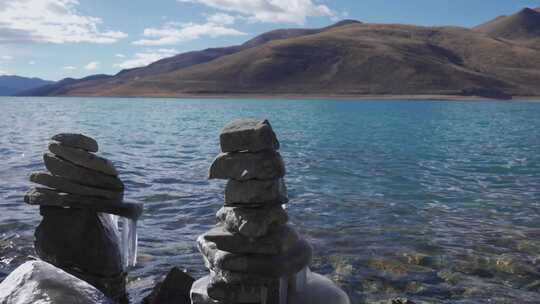 西藏羊卓雍措湖岸边结冰的玛尼堆