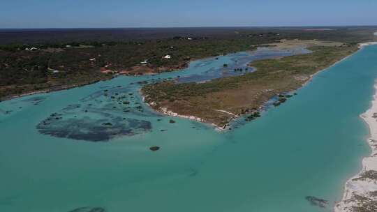 椰子井海滩位于西澳大利亚布鲁姆旁边，是绿松石潮汐泻湖的所在地