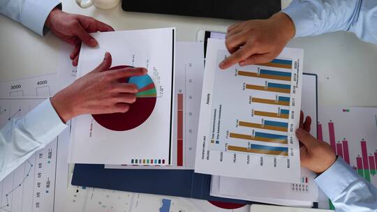 商人分析讨论商业报告