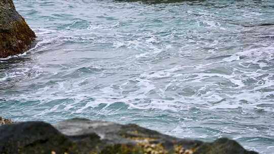 早晨大海海浪浪花拍打礁石升格慢动作