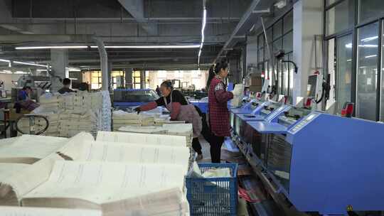 印刷厂里忙碌的工人们全景4