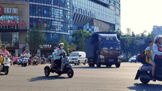 桂林上下班等待红绿灯电瓶车的人