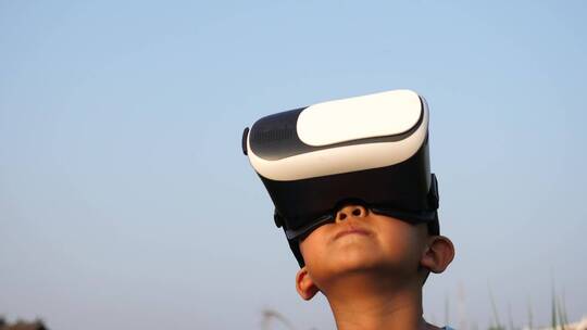 孩子带着VR眼镜体验虚拟世界