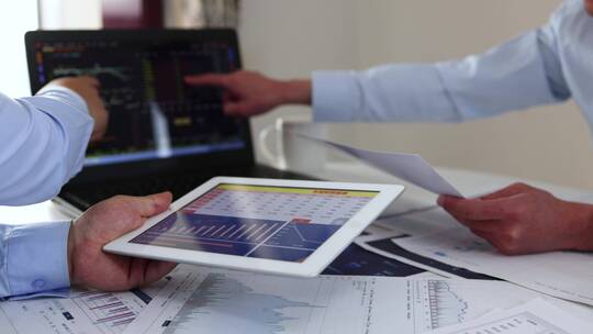 股票基金投资团队讨论市场行情数据