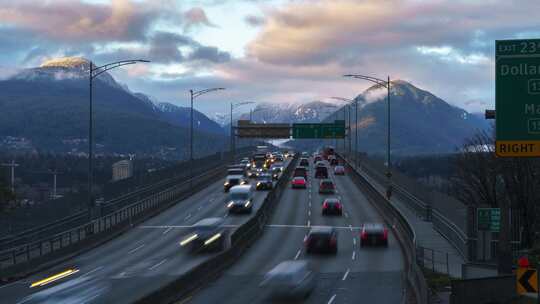 山间公路车流与美丽山景