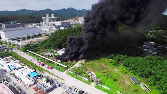 航拍公路旁真实火灾现场浓烟滚滚遮天蔽日