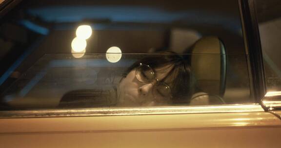 一个女人靠在车窗边