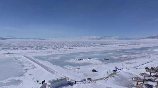 航拍新疆冬季赛里木湖冰封湖面雪山冰湖雪景