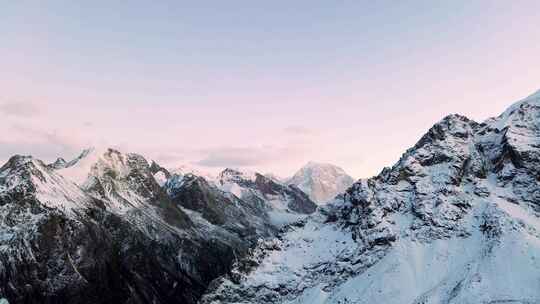 日落时分雪山山峰山脉航拍风景