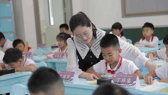 辅导学生的女老师