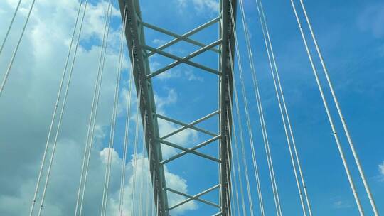桥梁结构行驶仰拍仰望钢架大桥蓝天白云