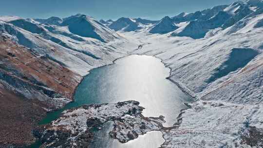 山，雪，湖，吉尔吉斯斯坦