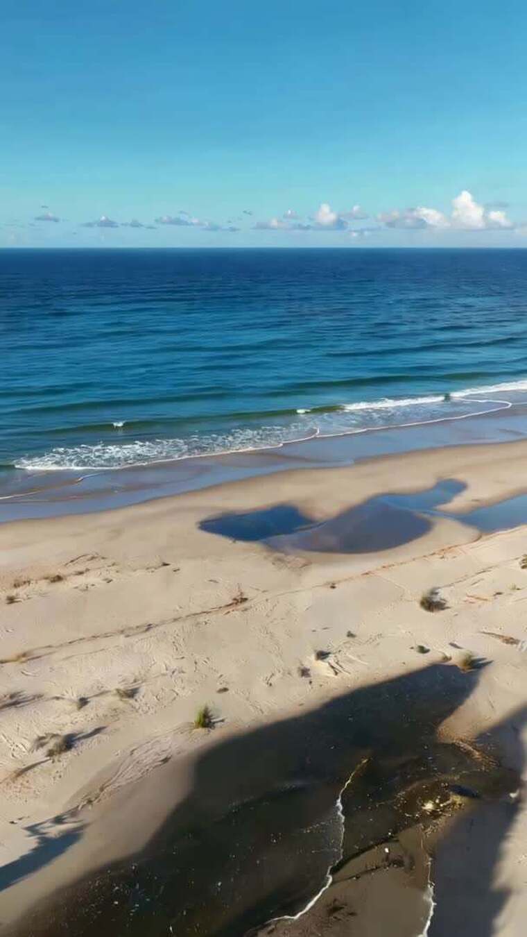 海滩大海蓝天俯拍素材