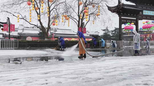 南京秦淮河夫子庙清晨工人除雪