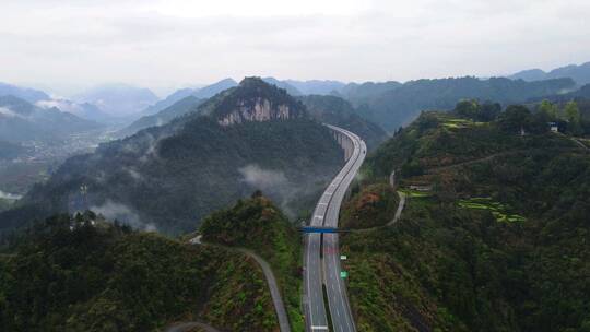 包茂高速湖南湘西吉首段，云雾中的高速公路视频素材模板下载