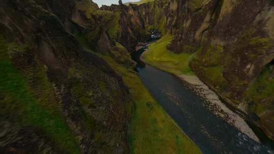 4k冰岛穿越机在山谷河流穿行