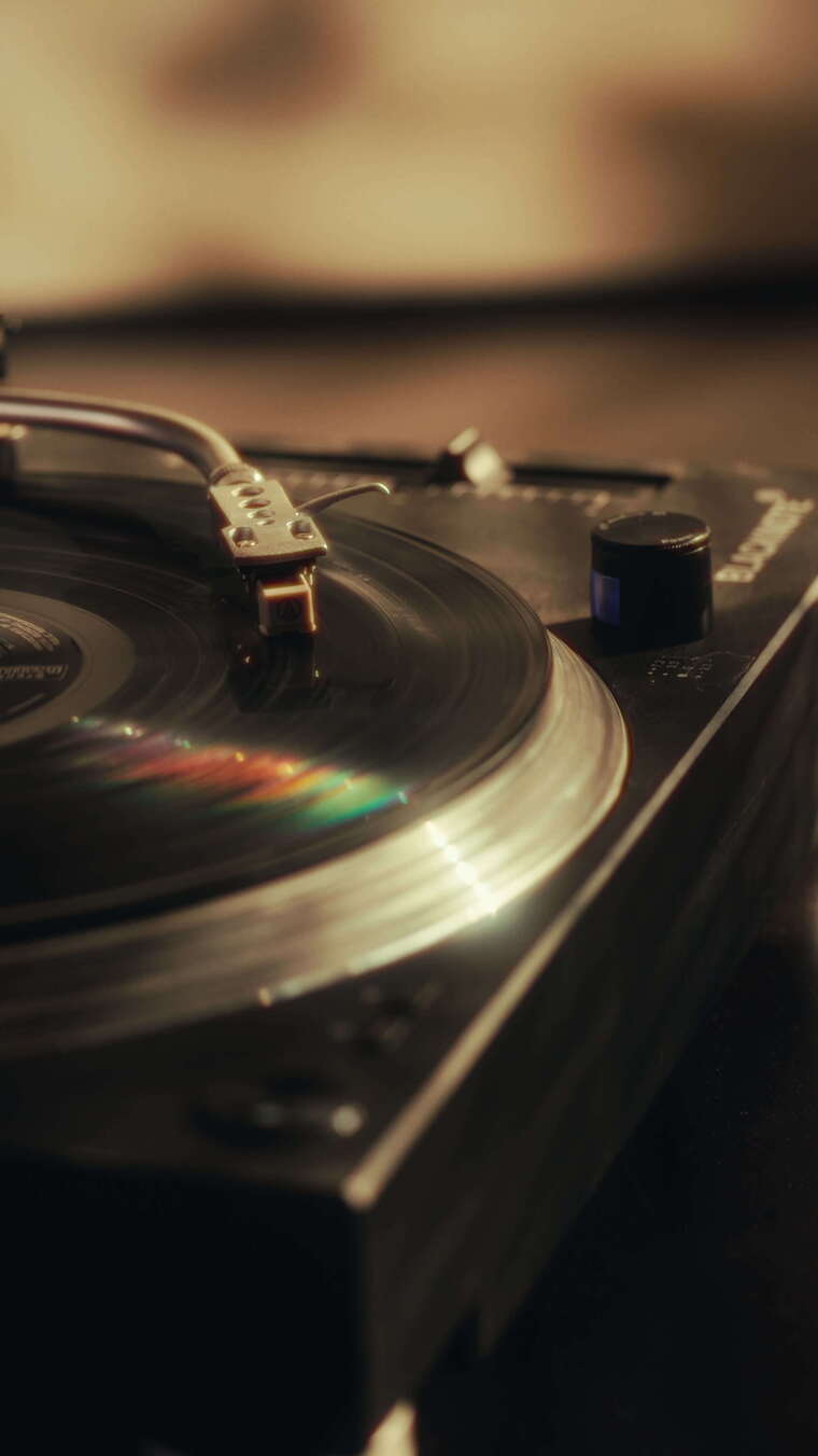 竖屏傍晚夕阳穿过窗户照射唱片机泛出彩光4K