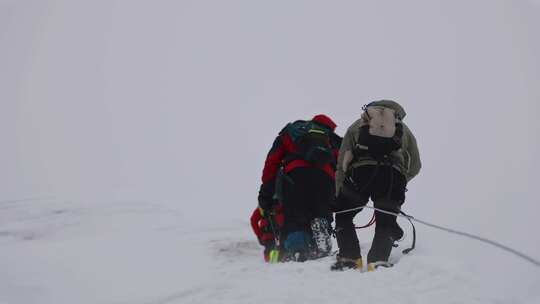 风雪中攀登四川贡嘎山区贡巴峰的登山者