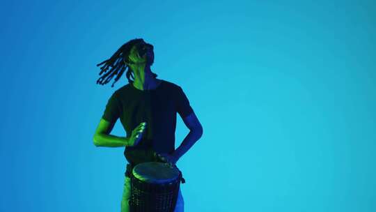 黑人男性音乐家与可怕的锁有力和愉快地发挥