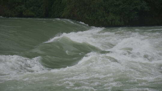 雨天流淌的河水视频素材模板下载