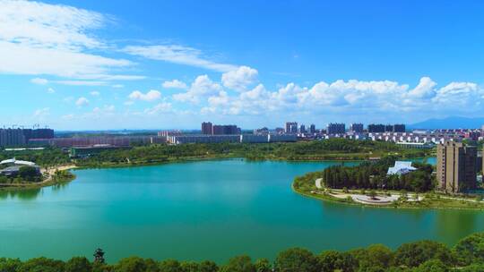 城市蓝天白云湖泊