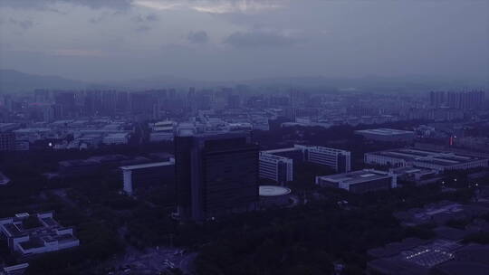 航拍深圳华为总部大楼 远景 傍晚 阴天