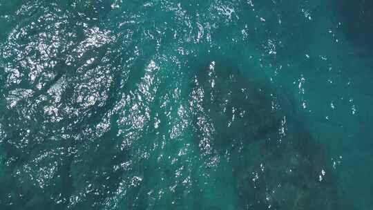 蓝色海水波浪的鸟瞰图