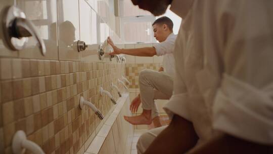 男人正在洗脚视频素材模板下载