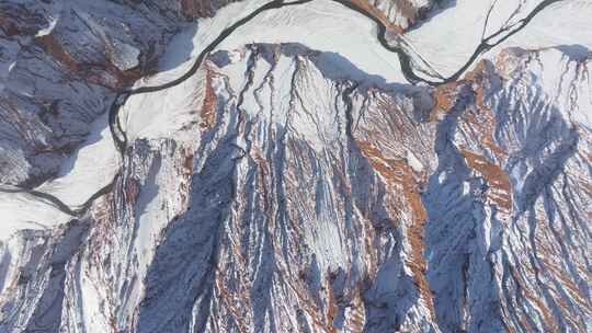 航拍新疆冬季安集海大峡谷红色山脉雪山河流