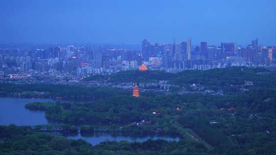 杭州西湖雷峰塔和城隍阁蓝调城市建筑夜景