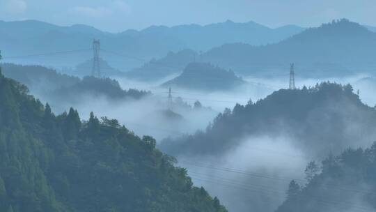 航拍山中的高压线塔