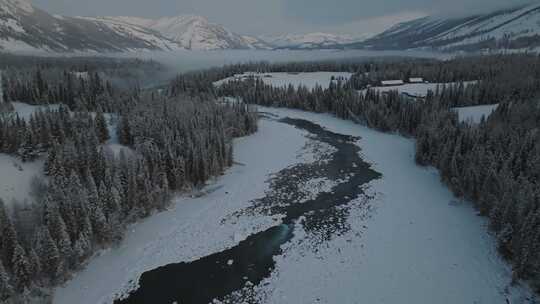 航拍黎明时分的新疆喀纳斯河雪景