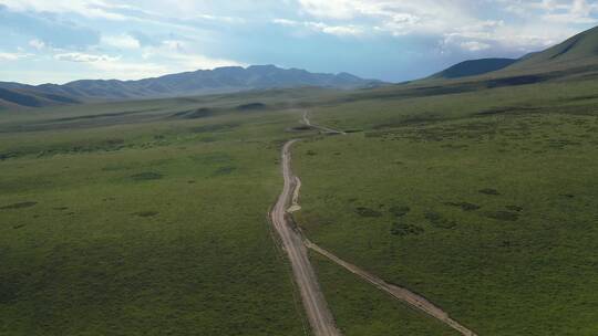 甘肃甘南夏河县桑科草原公路自然风光