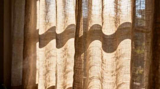 室内阳光透过窗帘光影