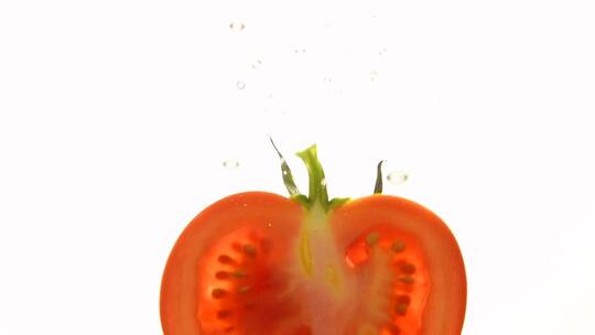 把新鲜切好的红番茄扔进水里视频素材模板下载