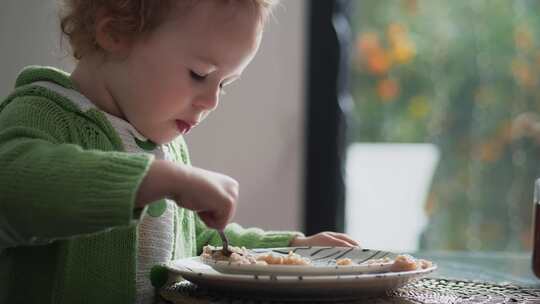 早餐吃燕麦片或粥的小女孩视频素材模板下载