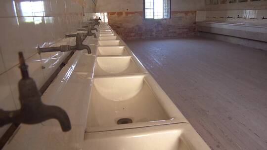 纳粹集中营浴室内部
