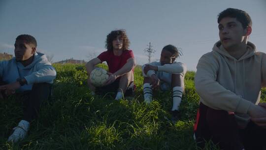 草坪上的足球少年视频素材模板下载